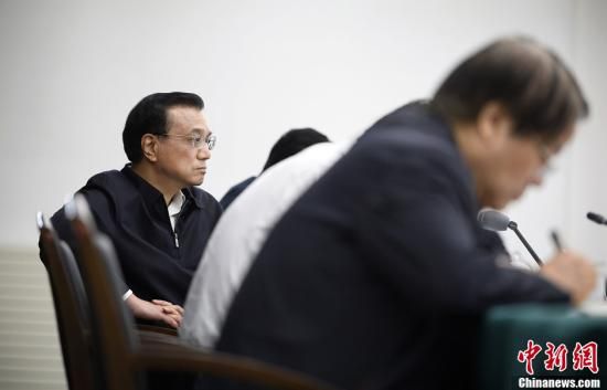 李克強(qiáng)在赤峰主持召開部分企業(yè)與金融機(jī)構(gòu)負(fù)責(zé)人座談會(huì)。