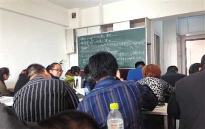 5月6日，大慶市，油田實(shí)行招工考試后，出現(xiàn)了各種考前輔導(dǎo)班。