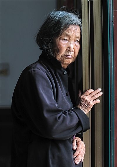 為了能“睡棺木”土葬，潘秀英四次喝農藥自殺，后被搶救過來。
