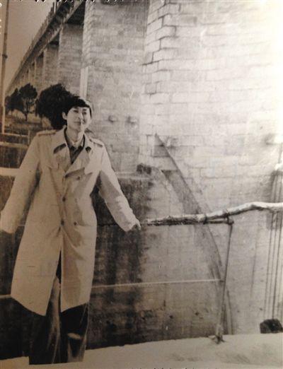1995年，于英生在蚌埠淮河閘上留影。