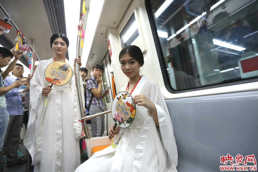 乘著龍舟“穿越”到鄭州的兩位古裝美女。