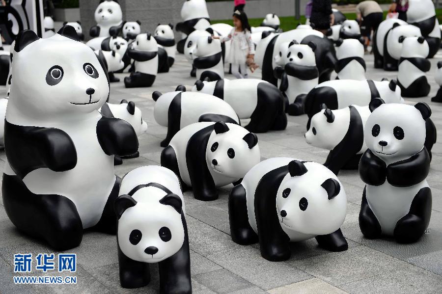 這是6月2日在上海靜安嘉里中心廣場拍攝的萌態(tài)百出的“熊貓”大軍。