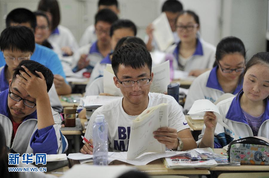 6月3日，銀川一中高三學生在教室里復習功課。