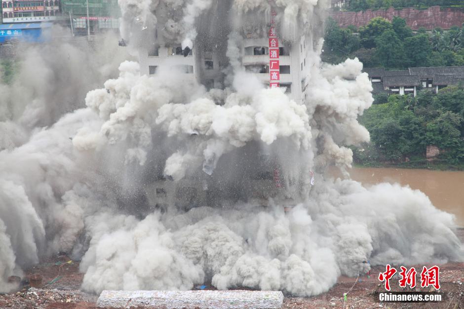 6月6日13時，貴州仁懷茅臺大橋及鐘樓整體爆破成功。