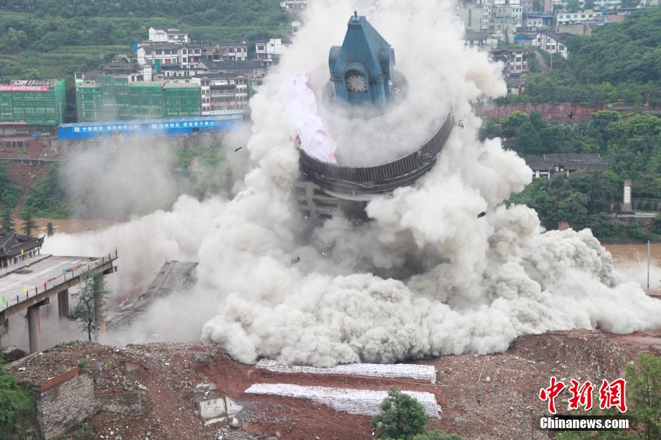 6月6日13時，貴州仁懷茅臺大橋及鐘樓整體爆破成功。