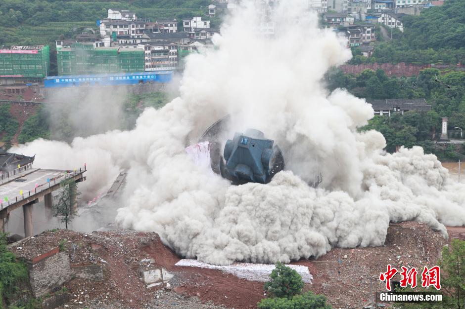 6月6日13時，貴州仁懷茅臺大橋及鐘樓整體爆破成功。