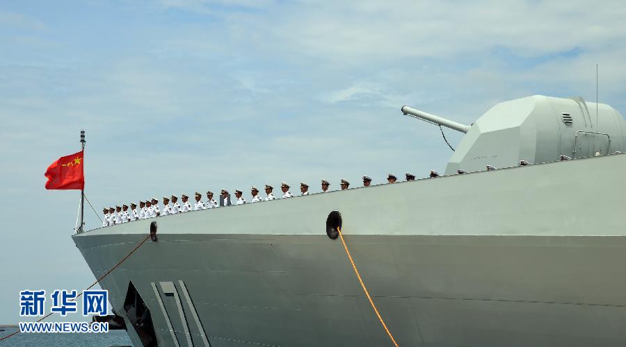 6月9日，在三亞某軍港，海口艦準(zhǔn)備起航。