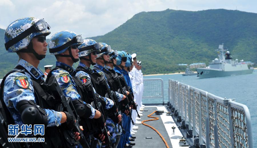 6月9日，在三亞某軍港，?？谂灩俦半S艦出海的特戰(zhàn)隊員離開碼頭。