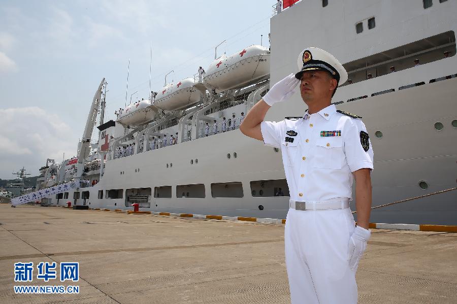  6月9日，在浙江舟山某軍港，和平方舟醫(yī)院船船長章榮華請示起航。