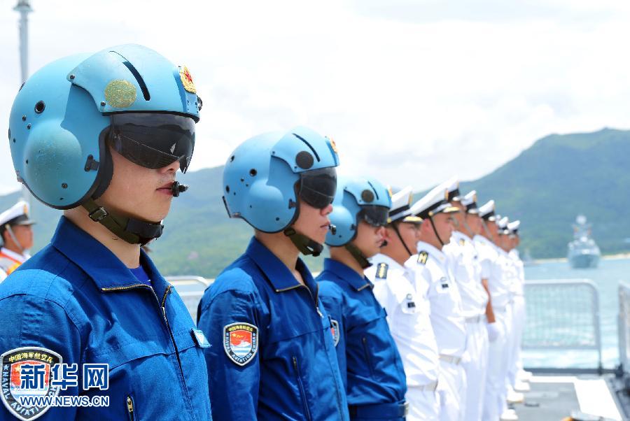  6月9日，在三亞某軍港，隨?？谂瀰⒀莸呐炤d直升機(jī)飛行員整裝待發(fā)。