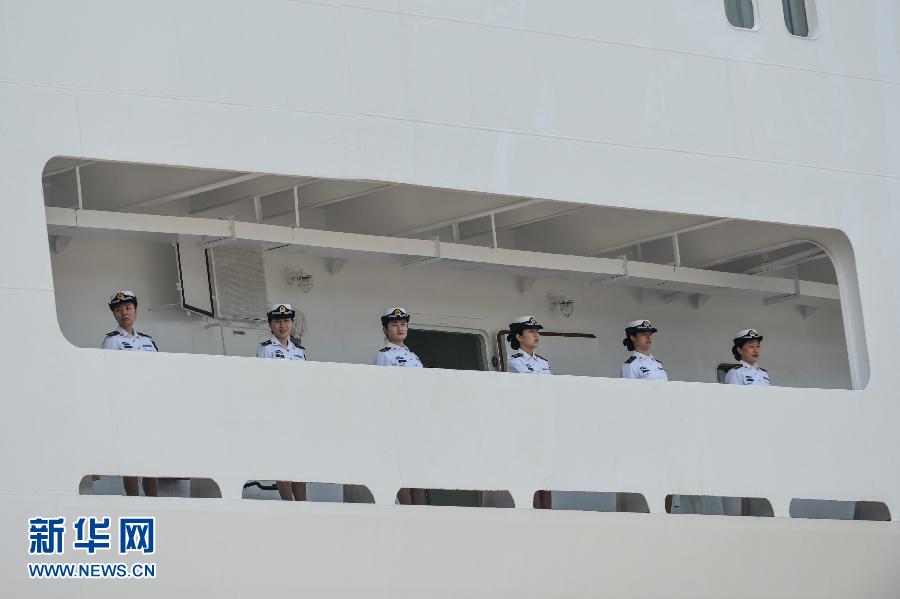  6月9日，在浙江舟山某軍港，和平方舟醫(yī)院船上的海軍官兵列隊與港口送行人員告別。