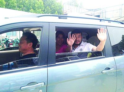 孫正龍和妻子、家人，揮手和醫(yī)護人員告別。張凌飛