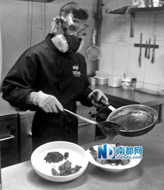 廚師在烹制最辣雞腿醬時要戴“防辣”面罩。