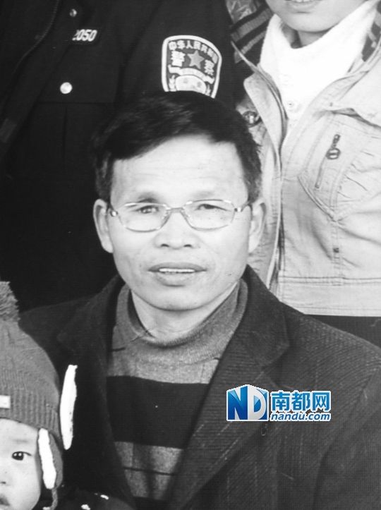  偷拍縣長收禮的萬載縣人汪冬根。