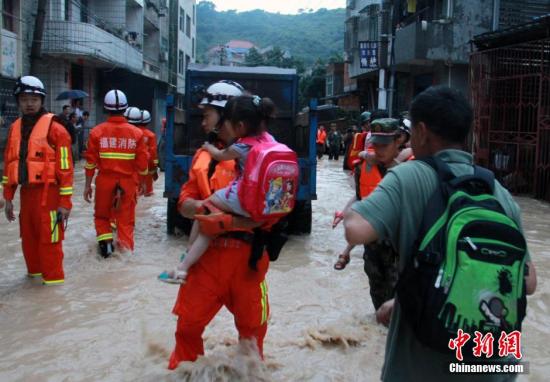 6月19日，短時強(qiáng)降雨導(dǎo)致福州長樂市玉田鎮(zhèn)轄區(qū)內(nèi)多處被洪水圍困，大量人員被困。朱曉航 黃綠榮 圖/文