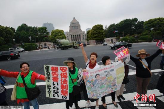 當(dāng)?shù)貢r(shí)間5月13日，日本示威者在位于東京的國會(huì)議事堂外高喊口號，反對日本政府計(jì)劃修憲以解禁自衛(wèi)權(quán)。