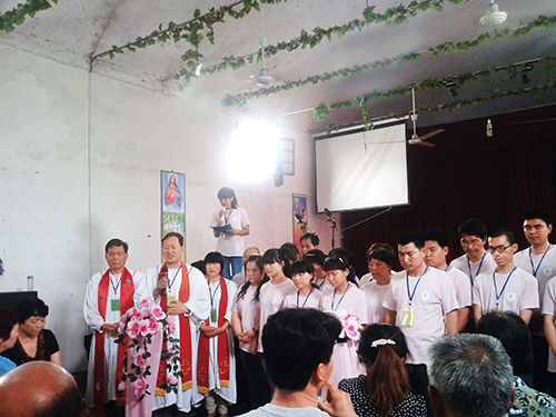 2013 年初，“全范圍教會(huì)”的信徒在參加集會(huì)。