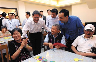 　昨日，張志軍前左二和陪同的新北市長朱立倫與老人們交談。