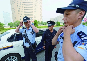 鳥巢附近,兩名民警和一名輔警負(fù)責(zé)該區(qū)域的巡邏任務(wù)。