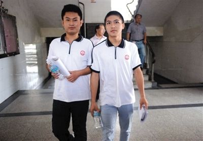 昨日下午5時,江西宜春“奪刀少年”柳艷兵和易政勇順利完成單獨高考,走出考場。
