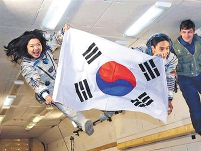 　2007年9月10日，李炤燕（左）在俄羅斯首都莫斯科接受零重力飛行訓(xùn)練。