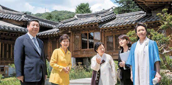 照片中左起分別是習(xí)近平、樸槿惠、家具博物館館長鄭美淑(音)、隨同翻譯、彭麗媛。