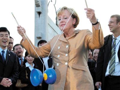 2007年8月27日，北京，默克爾正在玩扯鈴。