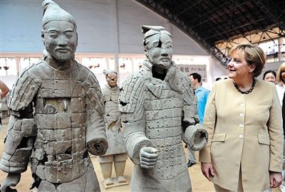 2010年7月17日，西安，默克爾參觀兵馬俑，慶祝生日。