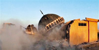 ISIS武裝人員駕駛推土機(jī)推倒一座清真寺的墻體。