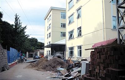 　該山莊目前正在建四星級(jí)賓館。新京報(bào)記者 吳江 攝