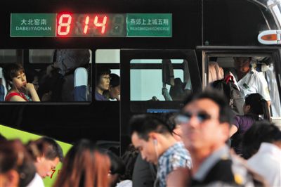 2014年5月22日,乘客在北京大北窯南乘坐開往燕郊的814路公交車。