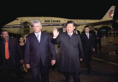 21日晚,習(xí)近平乘坐的專機(jī)抵達(dá)哈瓦那何塞·馬蒂國(guó)際機(jī)場(chǎng)。古巴國(guó)務(wù)委員會(huì)第一副主席兼部長(zhǎng)會(huì)議第一副主席