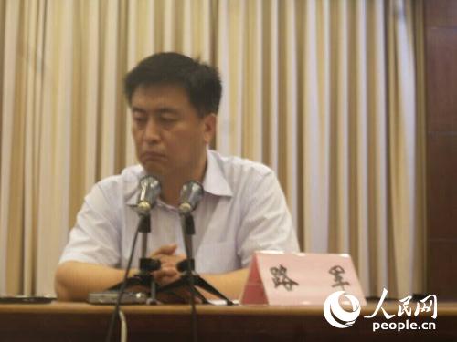 面對近百名記者，路軍當場哭泣，現(xiàn)場集體為遇難者默哀。