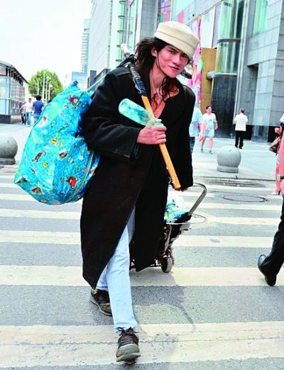 在武廣附近拍攝到的拾荒男。