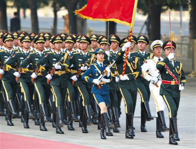 昨日，151人最大陣容的三軍儀仗隊(duì)，著新式禮賓服接受檢閱。這也是解放軍儀仗隊(duì)、軍樂團(tuán)新式禮賓服首次亮
