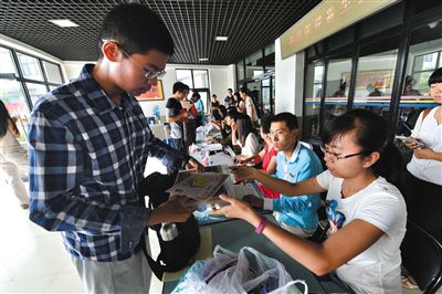 8月23日，清華大學(xué)新生在辦理入學(xué)手續(xù)。