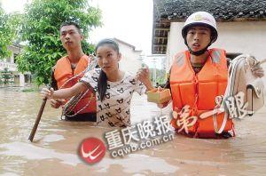 長(zhǎng)壽區(qū)，消防官兵搜救被困群眾。