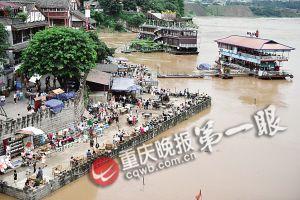 沙坪壩區(qū)磁器口，江水逼近休閑平臺(tái)。