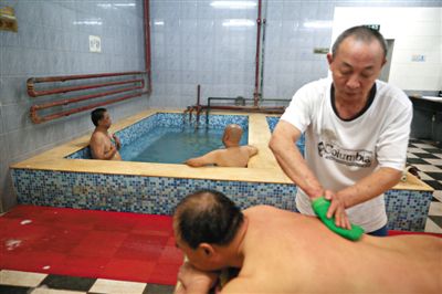 客人在搓澡。近日，百年歷史的鑫園浴池宣布將關(guān)張。新京報(bào)記者