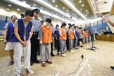 庭審現(xiàn)場(chǎng)。昨日，26名跨國(guó)電信詐騙嫌疑人在市一中院受審。