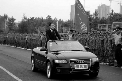 安徽新華學(xué)院院長(zhǎng)乘敞篷車“閱兵”場(chǎng)面。網(wǎng)絡(luò)截圖