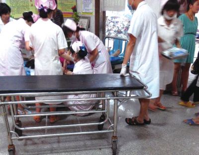 9月22日，在湖南省醴陵市第二醫(yī)院，爆炸事故傷員在接受救治（手機拍攝）。新華社發(fā)