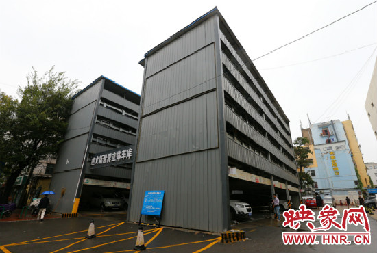 目前，市區(qū)內(nèi)的停車場數(shù)量還不能滿足廣大市民的需求。
