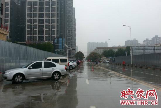 由于停車場分配不均，廣大私家車主選擇將車停在路邊。