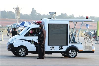 國(guó)慶節(jié)將至，昨日，天安門(mén)廣場(chǎng)增設(shè)新型巡邏車(chē)。該車(chē)配有遠(yuǎn)射燈、顯示大屏、車(chē)頂攝像頭等設(shè)備。圖/CFP