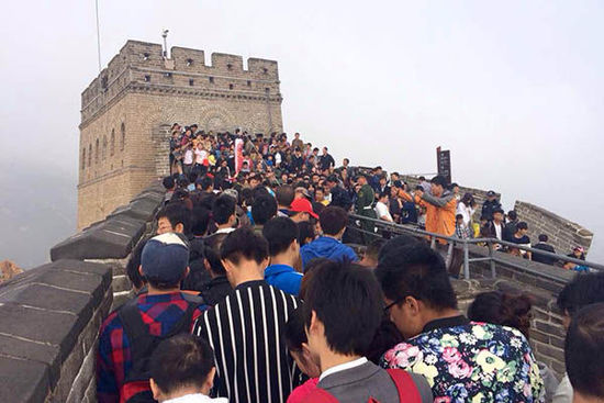 北京八達嶺長城，游客在長城上艱難移動。