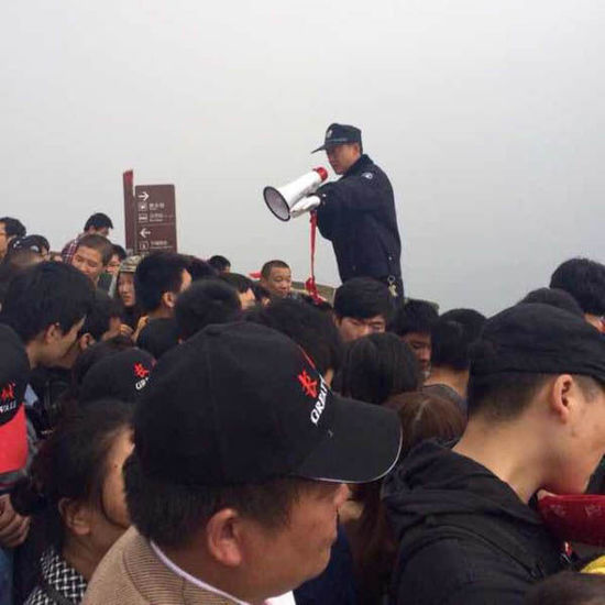 八達嶺長城上保安在維持秩序。