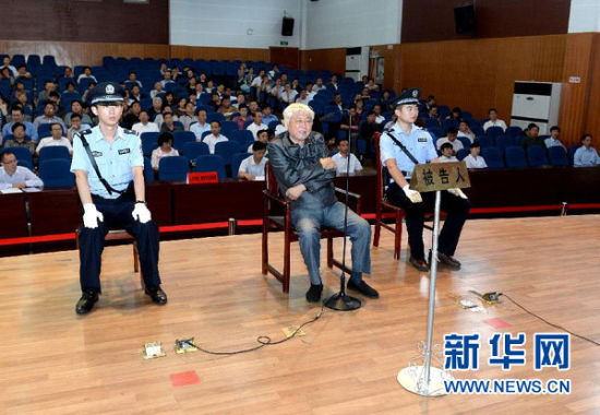9月29日，方廣云在庭審現(xiàn)場。當(dāng)日，“合肥房叔”腐敗窩案核心人物方廣云在安徽省廬江縣出庭受審。 新華社記者 郭晨 攝
