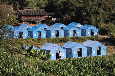 　昨日，云南省景谷縣永平鎮(zhèn)芒費(fèi)村地震中70受損戶，部分村民安置在帳篷里。