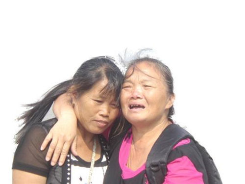 見(jiàn)到救命恩人魏冬桂（左），沈愛(ài)蘭十分激動(dòng)